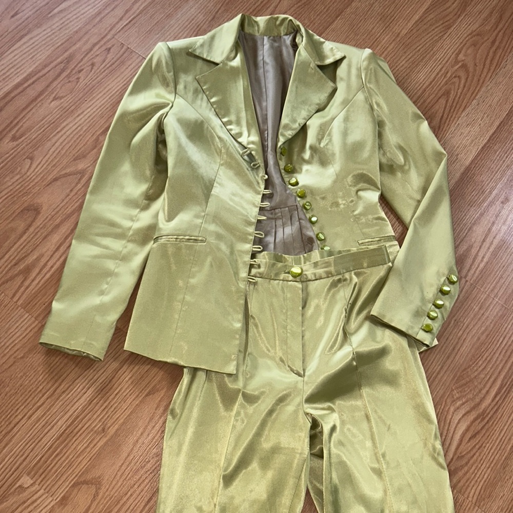 Vintage satin lime green suit 🕺🏻🪩